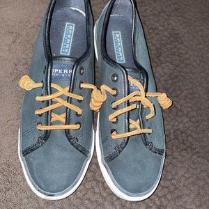 Black sperry’s lightly worn